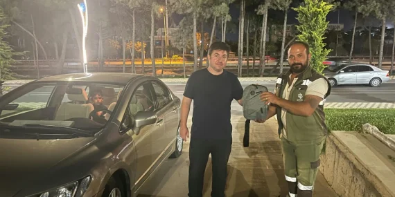 Gebze’de dürüst işçi bulduğu 400 bin TL’lik bilezikleri teslim etti