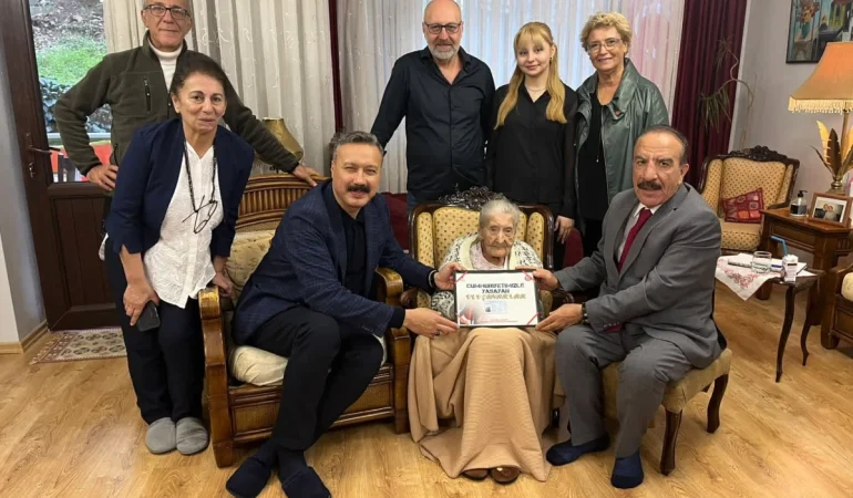 Golcuk-Kaymakami-Gultekin-Cumhuriyet-Cinarlarini-Ziyaret-Etti-featured