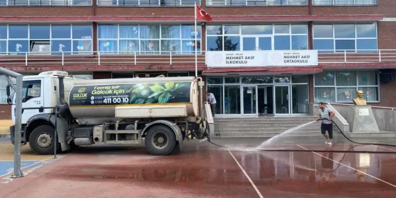 Gölcük’te okulların bahçeleri yeni döneme hazırlandı