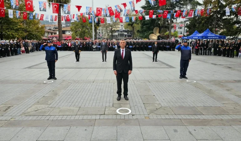 Golcukte-29-Ekim-Cumhuriyet-Bayrami-Torenle-Kutlandi-featured