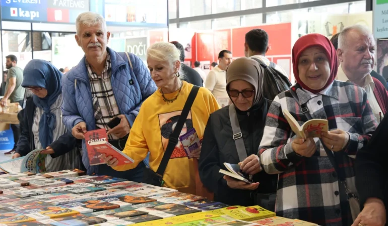 Izmit-ve-Golcuk-Sayginlar-Kulubu-Kitap-Fuarindaydi-featured