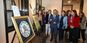 Izmitin-tarihi-cini-sergisi-sanatseverlerle-bulustu-featured