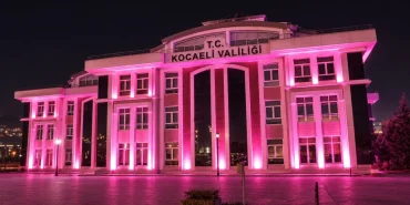 Kocaeli-pembe-isiklarla-meme-kanserine-dikkat-cekiyor-featured
