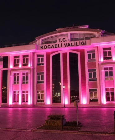 Kocaeli-pembe-isiklarla-meme-kanserine-dikkat-cekiyor-featured