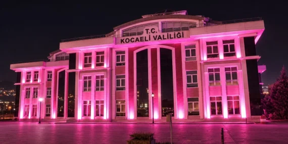 Kocaeli pembe ışıklarla meme kanserine dikkat çekiyor