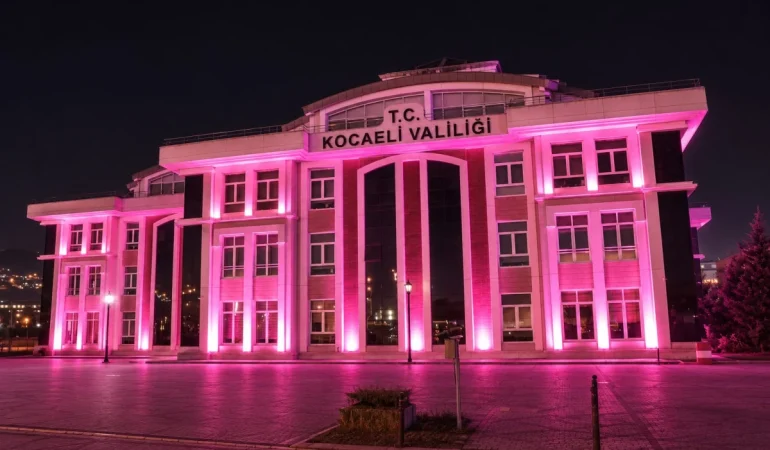 Kocaeli-pembe-isiklarla-meme-kanserine-dikkat-cekiyor-featured