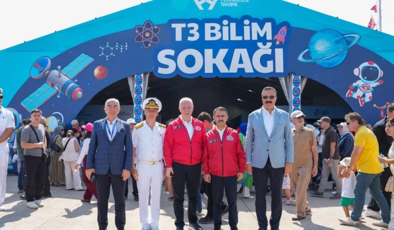 Kocaeli-ve-Istanbul-valileri-Golcuk-TEKNOFEST8217te-bulustu-featured