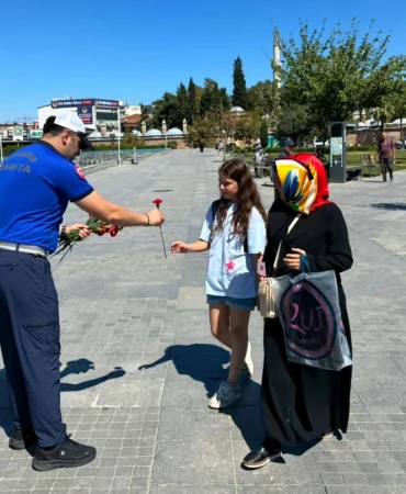 Kocaeli8217de-zabita-ekiplerinden-vatandaslara-cicekli-jest-featured