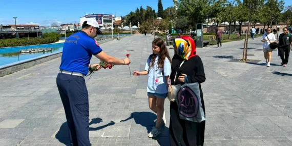 Kocaeli’de zabıta ekiplerinden vatandaşlara çiçekli jest