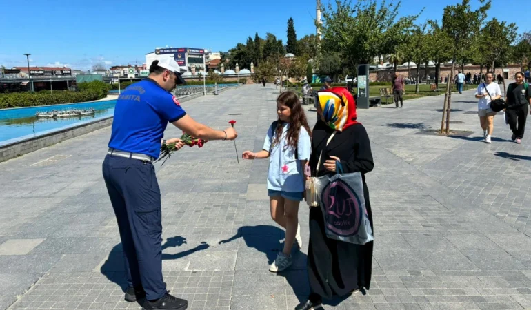 Kocaeli8217de-zabita-ekiplerinden-vatandaslara-cicekli-jest-featured