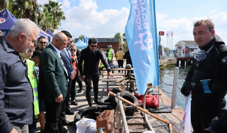 Korfezde-500-gonullu-denizden-ve-karadan-1-ton-atik-topladi-featured