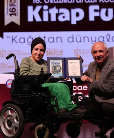 Nurullah-Genc-Kocaeli-Kitap-Fuarinda-Canakkaleyi-anlatti-featured