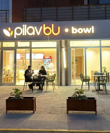 PilavBu-Basiskelede-Soslu-Tavuk-Pilav-Menusu-Sunuyor-featured