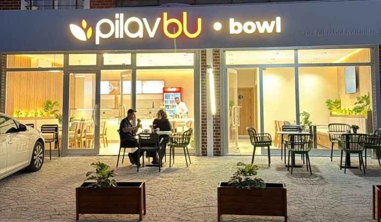 PilavBu-Basiskelede-Soslu-Tavuk-Pilav-Menusu-Sunuyor-featured