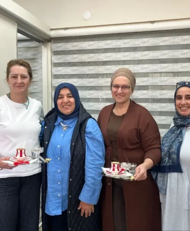 Saadet-Partili-Kadinlar-Golcuk-Esnafina-Kahve-Dagitti-featured