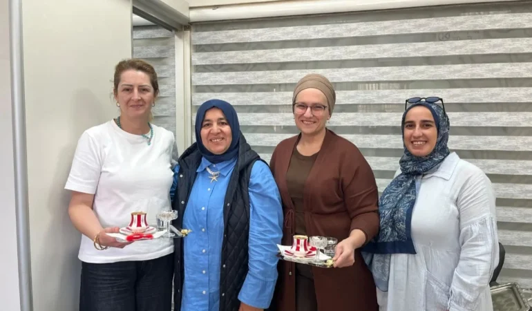Saadet-Partili-Kadinlar-Golcuk-Esnafina-Kahve-Dagitti-featured