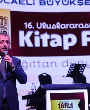 Tahir-Buyukakin-Kocaeli-Kitap-Fuari-Acilisinda-Konustu-featured