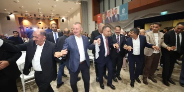 Tahir-Buyukakin-Vanlilarin-Halay-Solenine-Katildi-featured