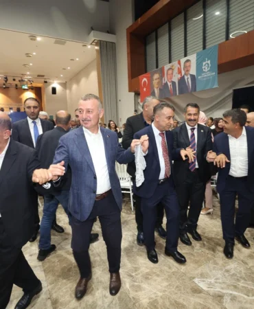 Tahir-Buyukakin-Vanlilarin-Halay-Solenine-Katildi-featured
