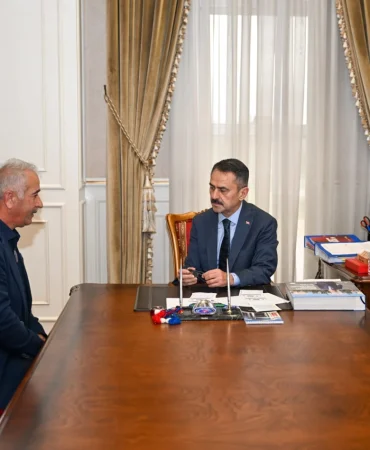 Vali-Ilhami-Aktas-Ihsaniye-Mahallesi-Muhtarini-Agirladi-featured