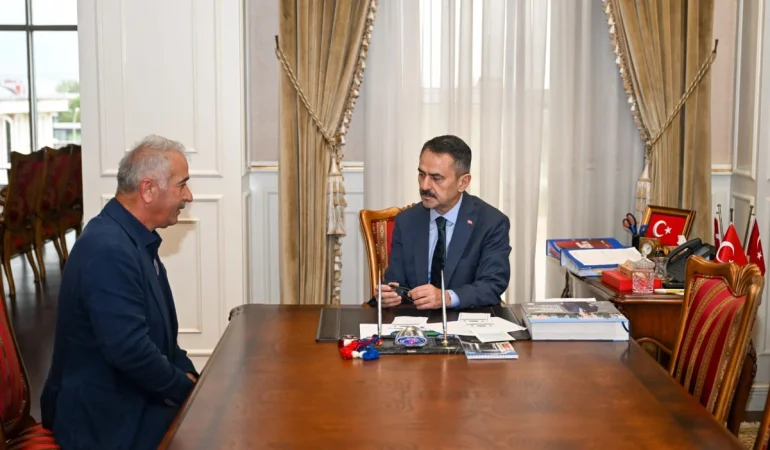 Vali-Ilhami-Aktas-Ihsaniye-Mahallesi-Muhtarini-Agirladi-featured